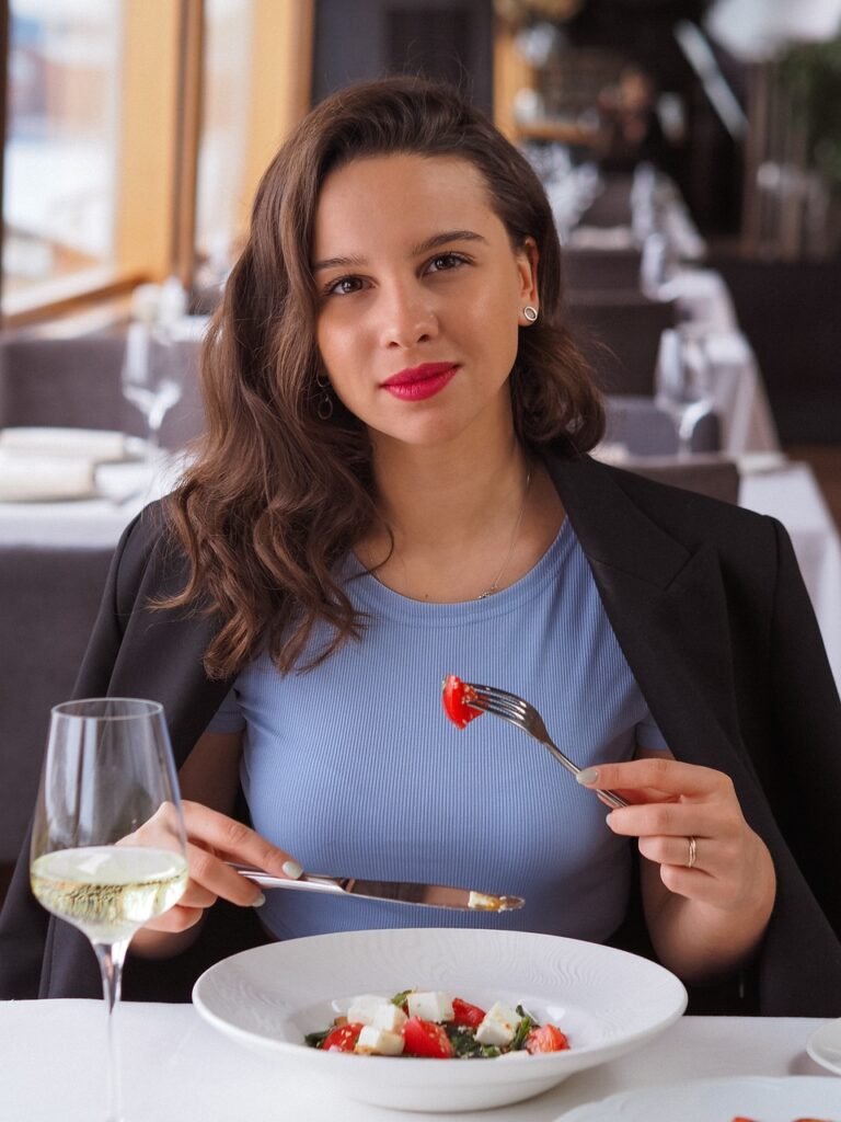 woman, salad, restaurant-7050555.jpg